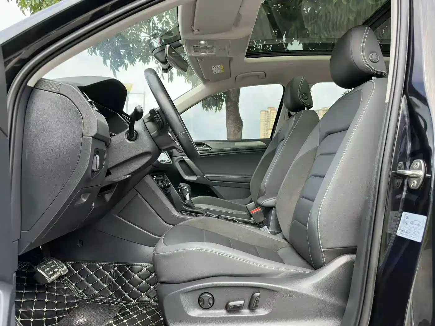 Photo 4 - Volkswagen Tiguan L