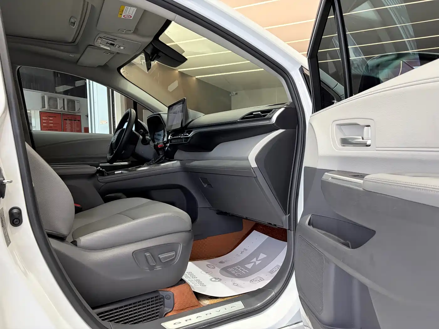 Toyota Granvia 2023 2.5L Hybrid Prestige PLUS Edition фото 8