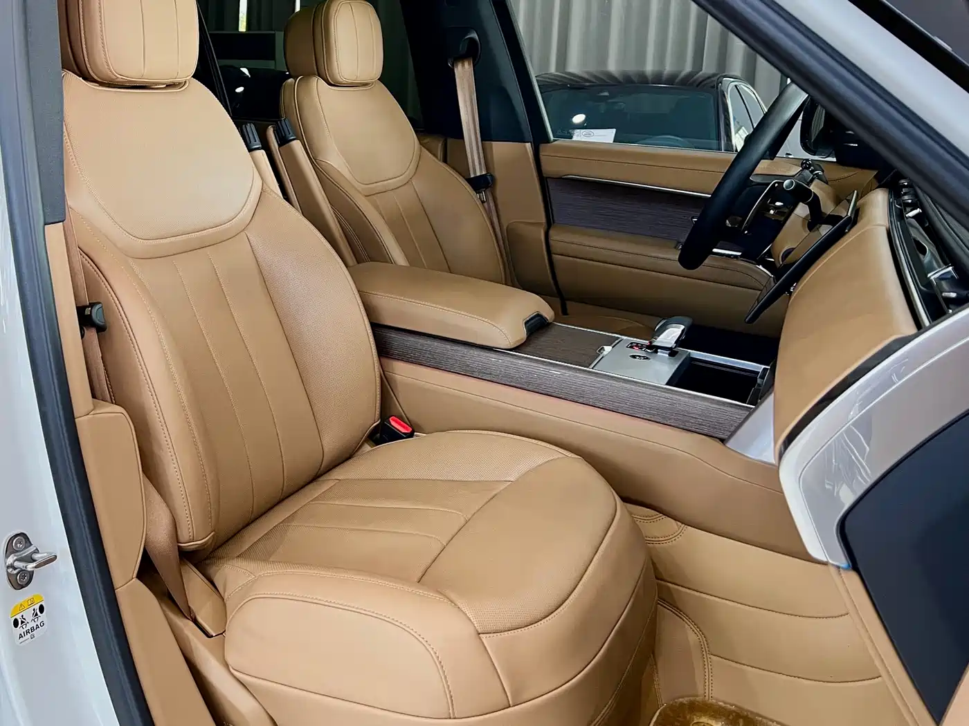 Land Rover Range Rover 2024 3.0 L6 400PS Golden Age Extended 7-Seater фото 8