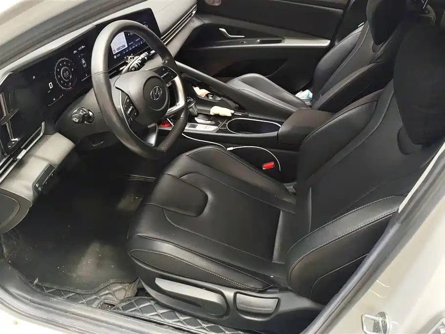 Hyundai Elantra 2021 1.5L CVT LUX Premium Edition фото 9