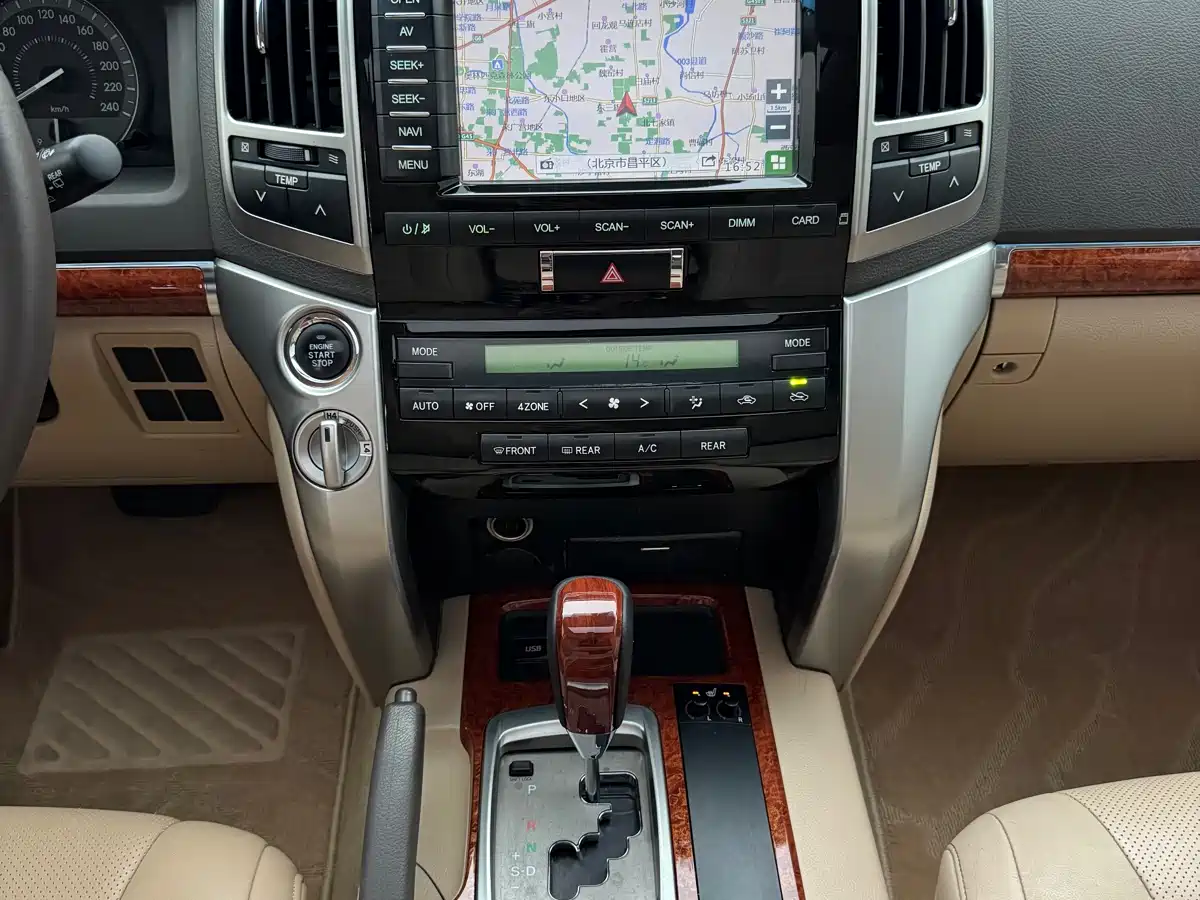Toyota Land Cruiser 2012 4.0L Automatic VX фото 25