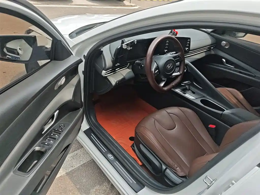 Hyundai Elantra 2022 1.5L CVT GLS Leading Edition фото 16
