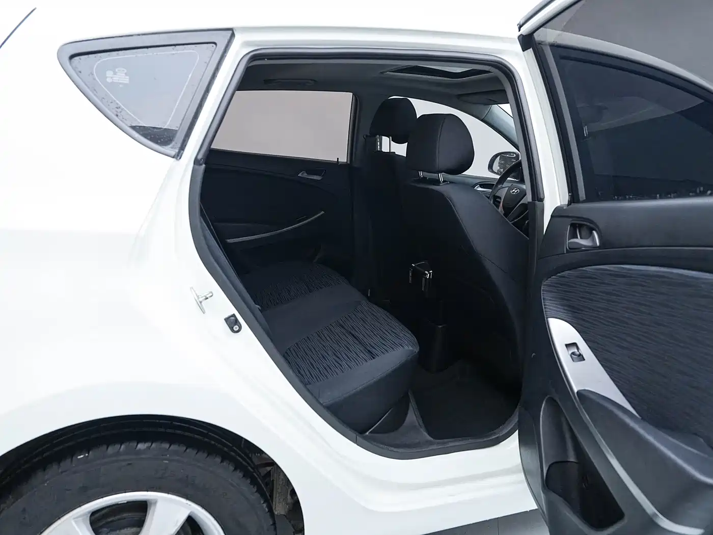 Hyundai Reina 2014 Model 1.4L Automatic GLX фото 18
