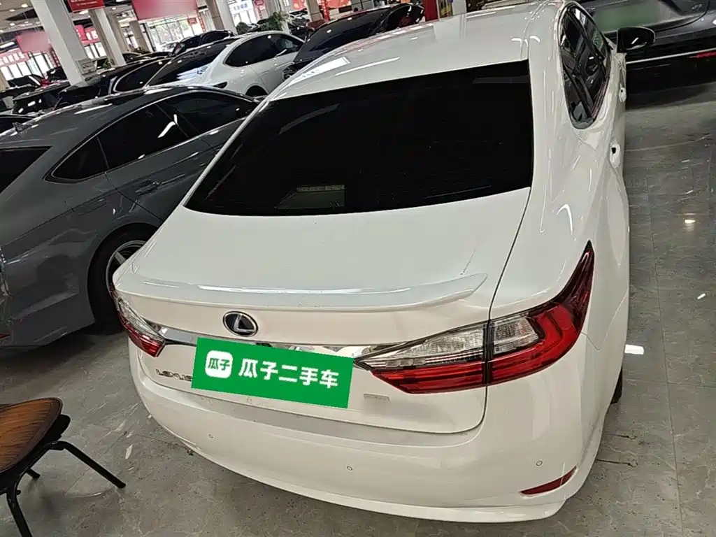 Lexus ES 2017 300h Mark Levinson Comfort Edition фото 6