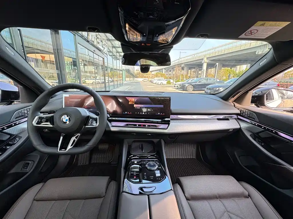 BMW 5 Series (Import) 2024 530i Premium Model M Sport Package фото 9