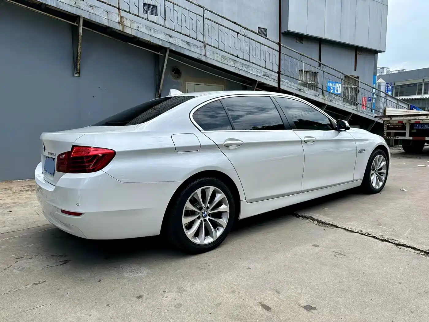 BMW 5 Series 2014 528Li Leading Edition фото 6