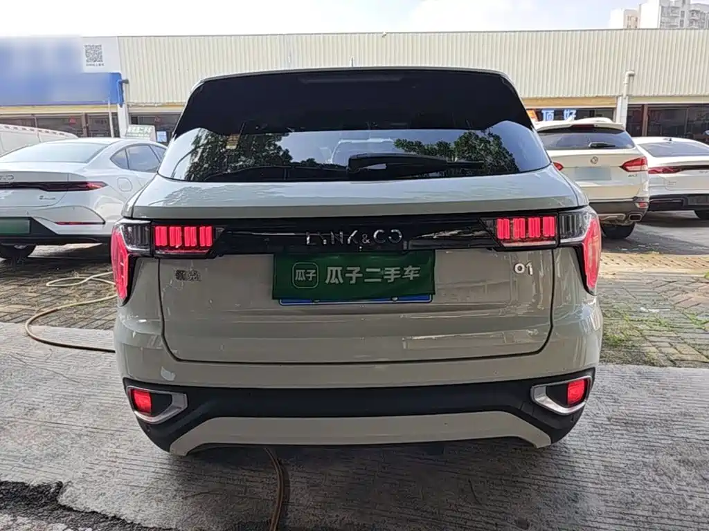 صورة 6 - Lynk & Co 01