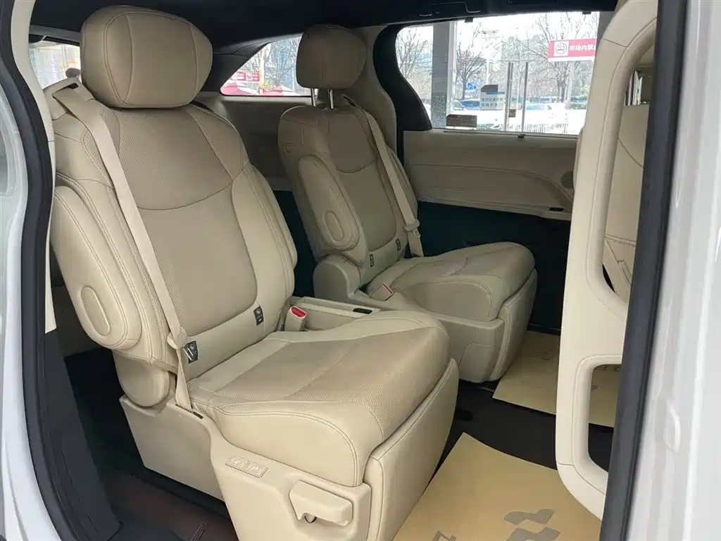 Toyota Sienna 2023 2.5L Hybrid Premium Edition фото 19