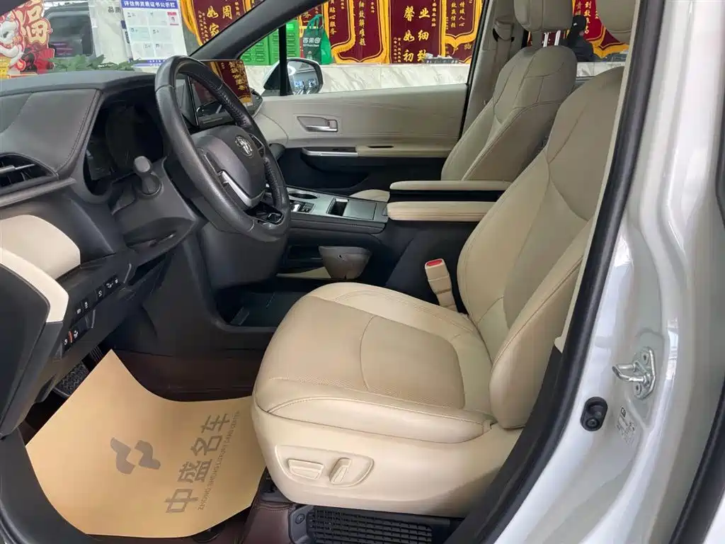 Toyota Sienna 2023 2.5L Hybrid Premium Edition фото 11