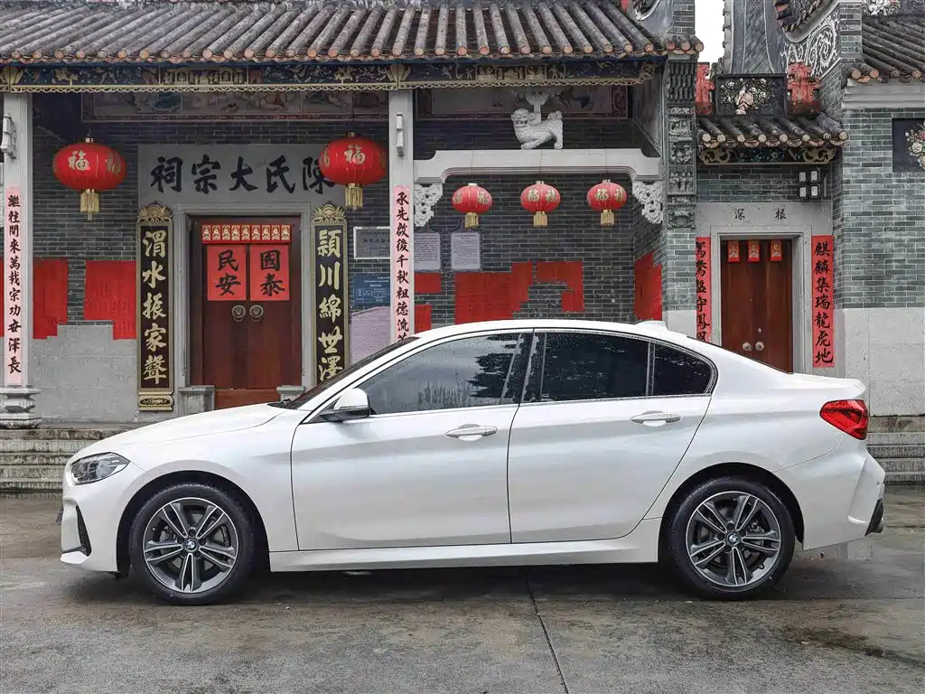 BMW 1 Series 2022 120i M Sport фото 10