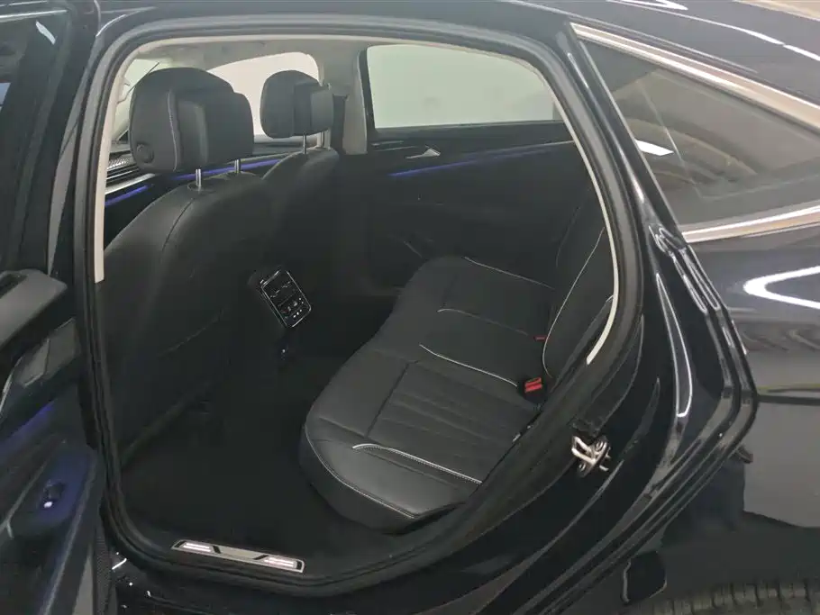 Volkswagen Passat 2024 380TSI Starlight Luxury Edition фото 11