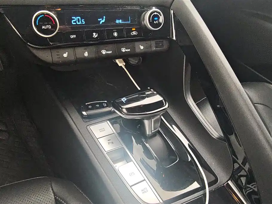 Hyundai Elantra 2023 Model 1.5L CVT LUX Premium Edition фото 16