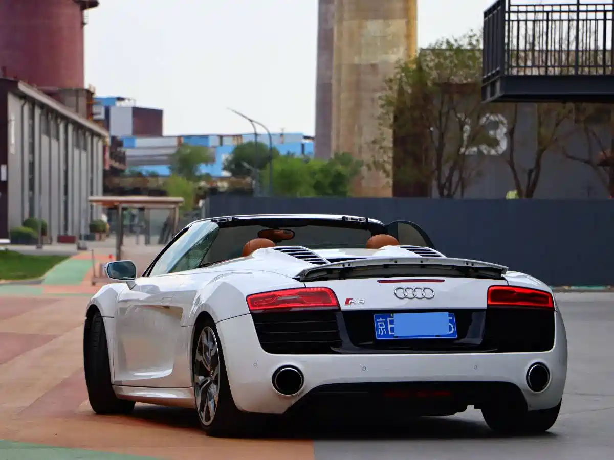 AUDI R8