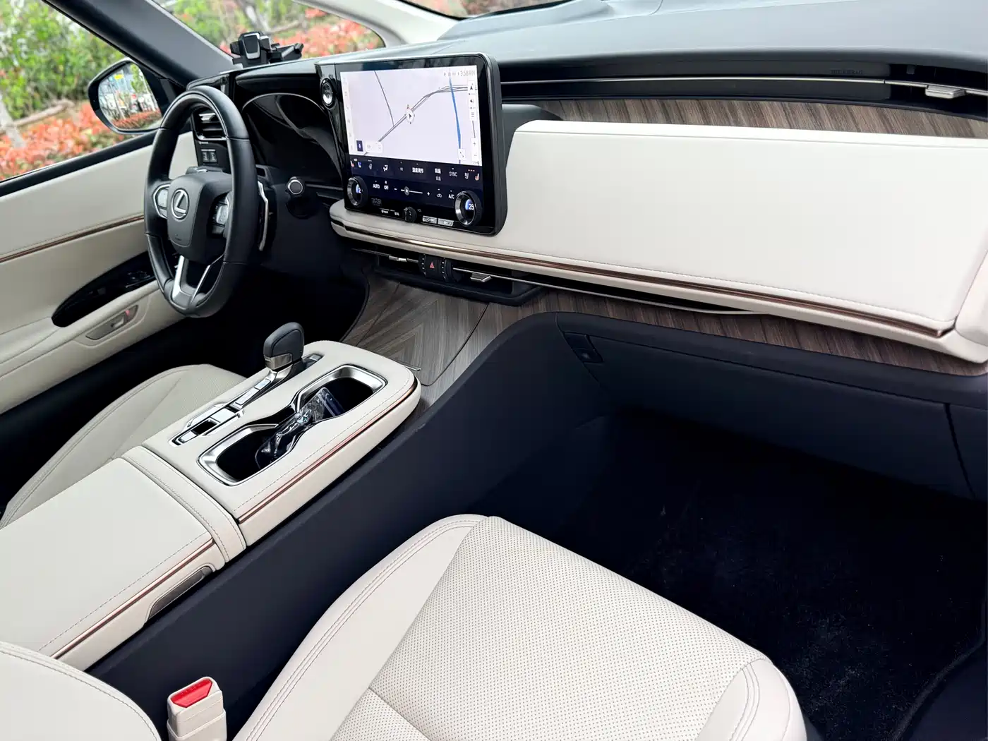 Lexus LM 2023 500h 6-Seater Prestige Edition фото 17