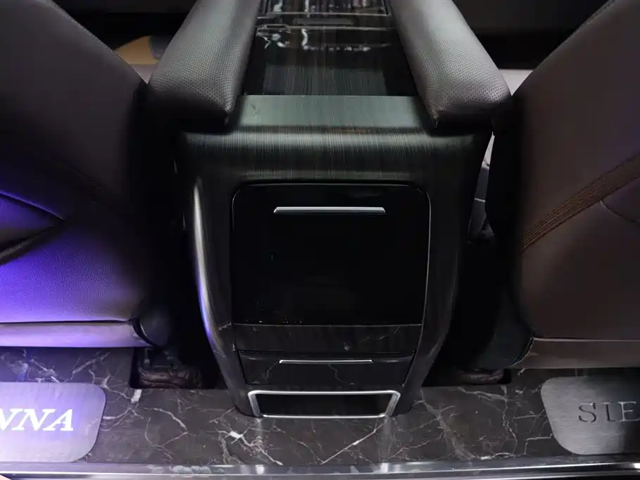 Toyota Sienna 2021 2.5L Hybrid Platinum Edition фото 19