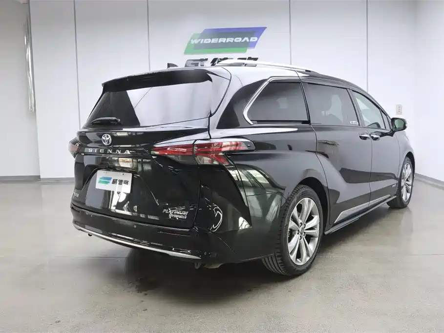 Toyota Sienna 2021 2.5L Hybrid Platinum Edition фото 4
