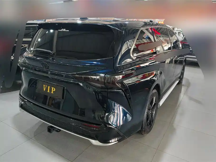 Toyota Granvia 2023 2.5L Hybrid Luxury Edition фото 3