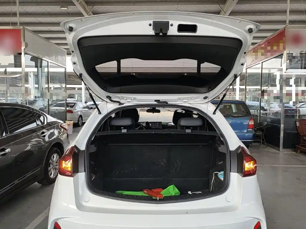 Фото 19 - Geely Vision X3