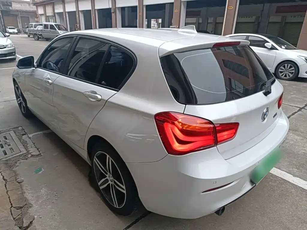 Photo 5 - BMW 1 Series (Import)