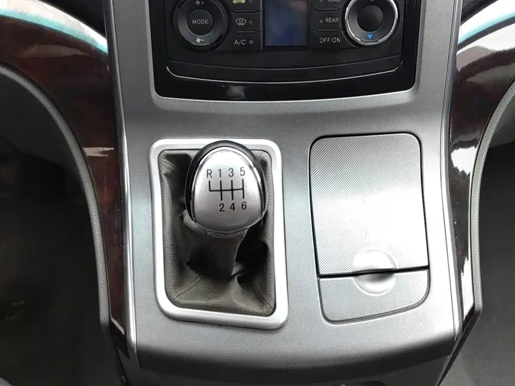 Dongfeng Fengxing Fengxing CM7 2015 2014 2.4L Manual Business Edition