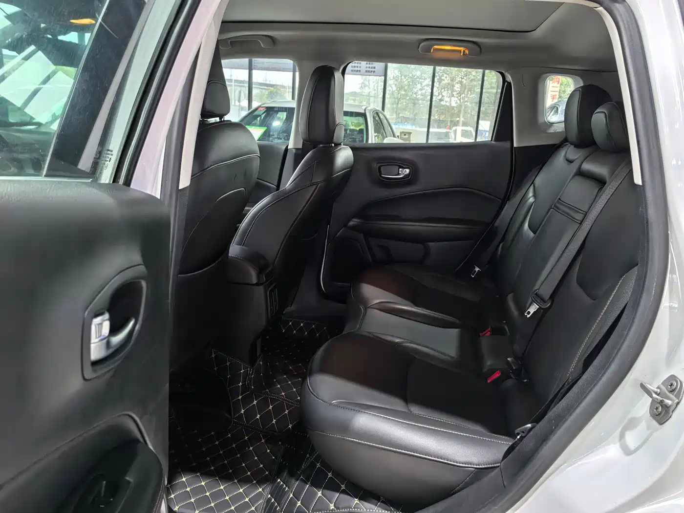 Фото 10 - Jeep Compass