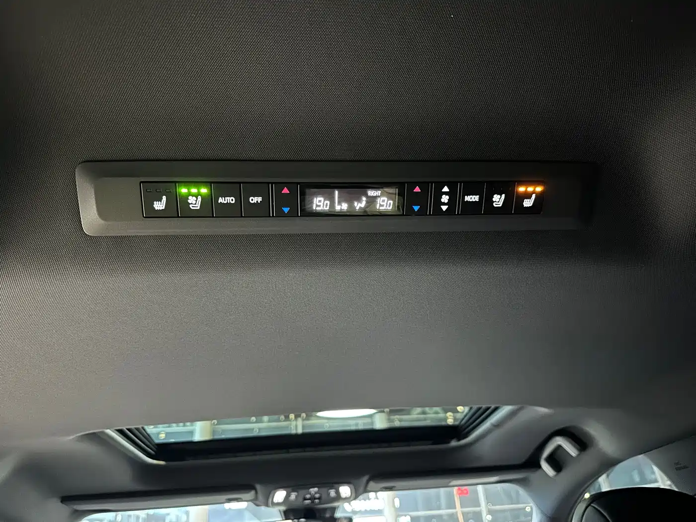 Toyota Sienna 2024 2.5L Hybrid 4WD Premium Edition фото 9