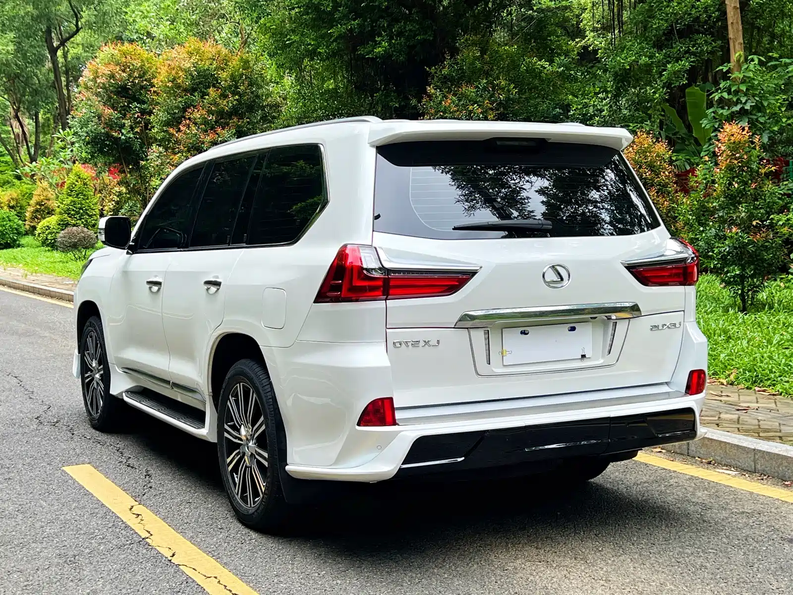 Фото 16 - Lexus LX