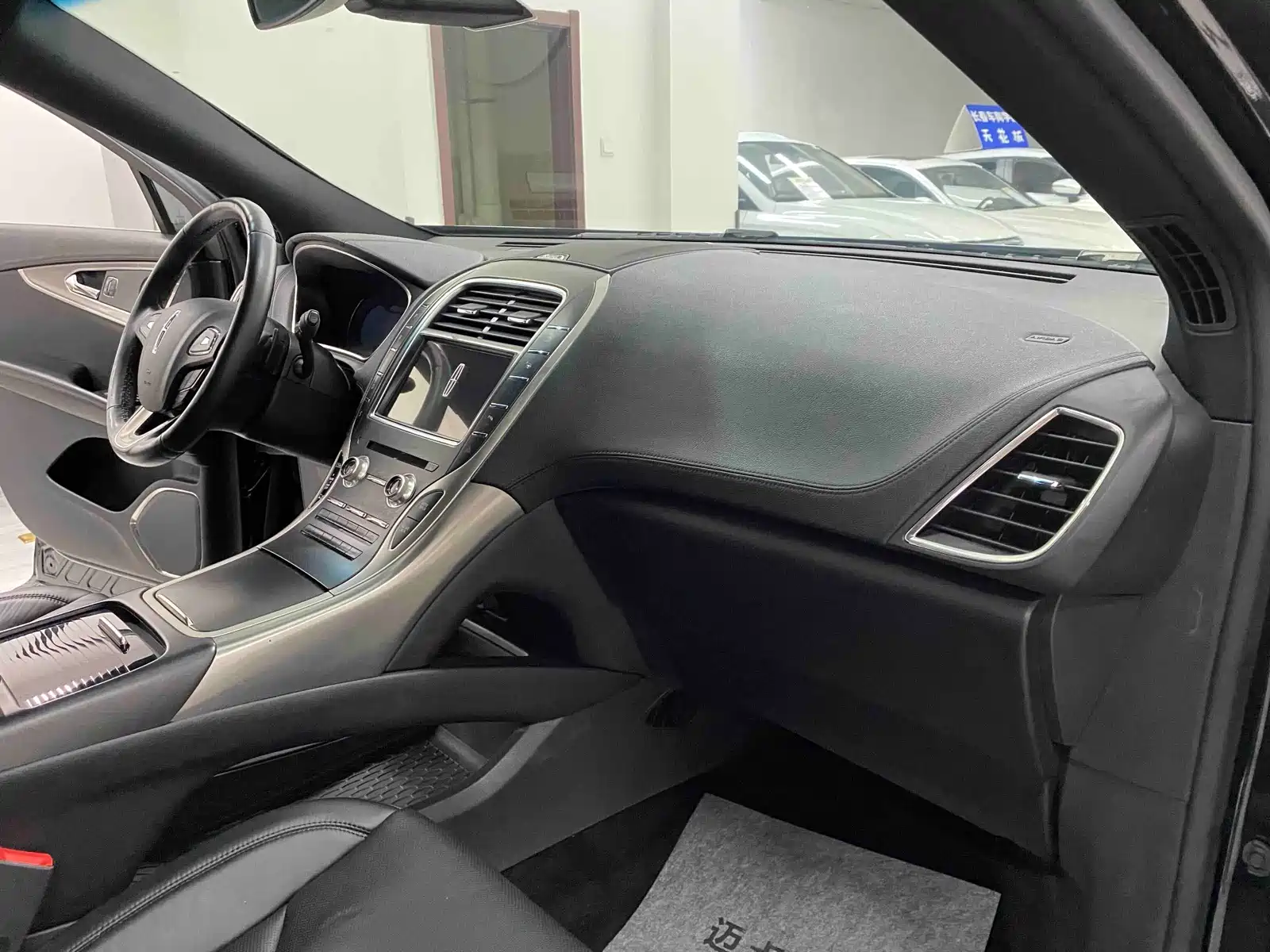 Photo 8 - Lincoln MKX