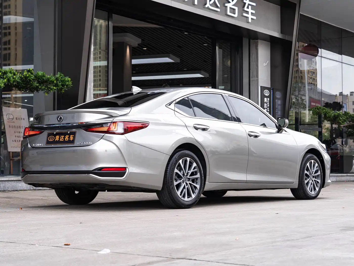 Lexus ES 2022 300h Excellence Edition фото 3
