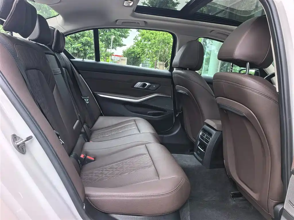 BMW 3 Series 2025 330Li M Sport Night Edition фото 20