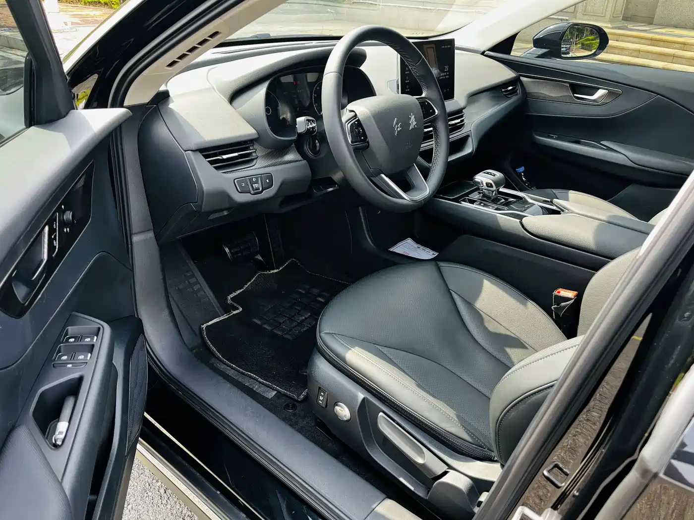 Hongqi E-QM5 2023 Facelift Basic Travel Edition фото 14