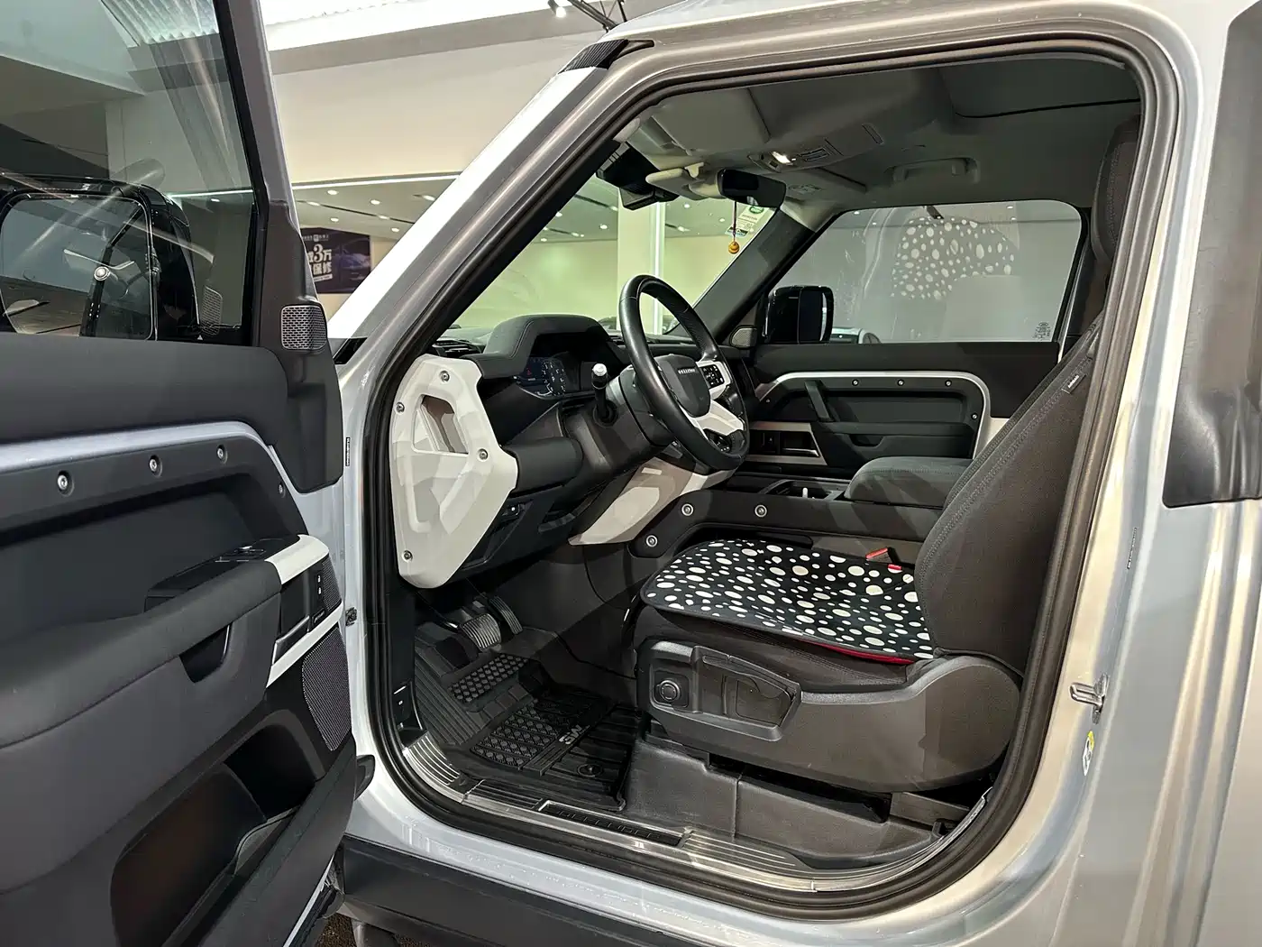 Land Rover Defender 2023 Model 90 3.0T P400 XS фото 8