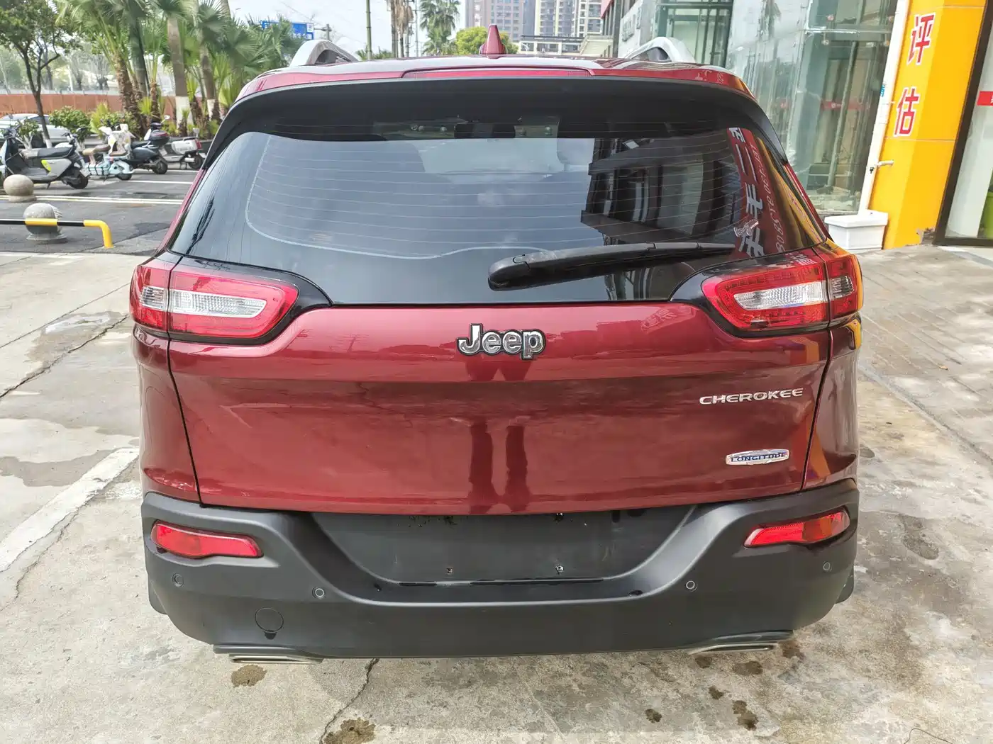 Photo 5 - Jeep Cherokee
