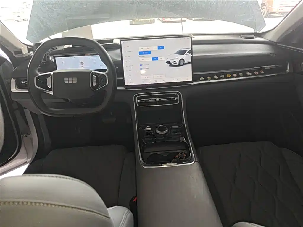 Geely Galaxy Galaxy A7 2025 EM-i 150km Explorer+ Edition фото 10