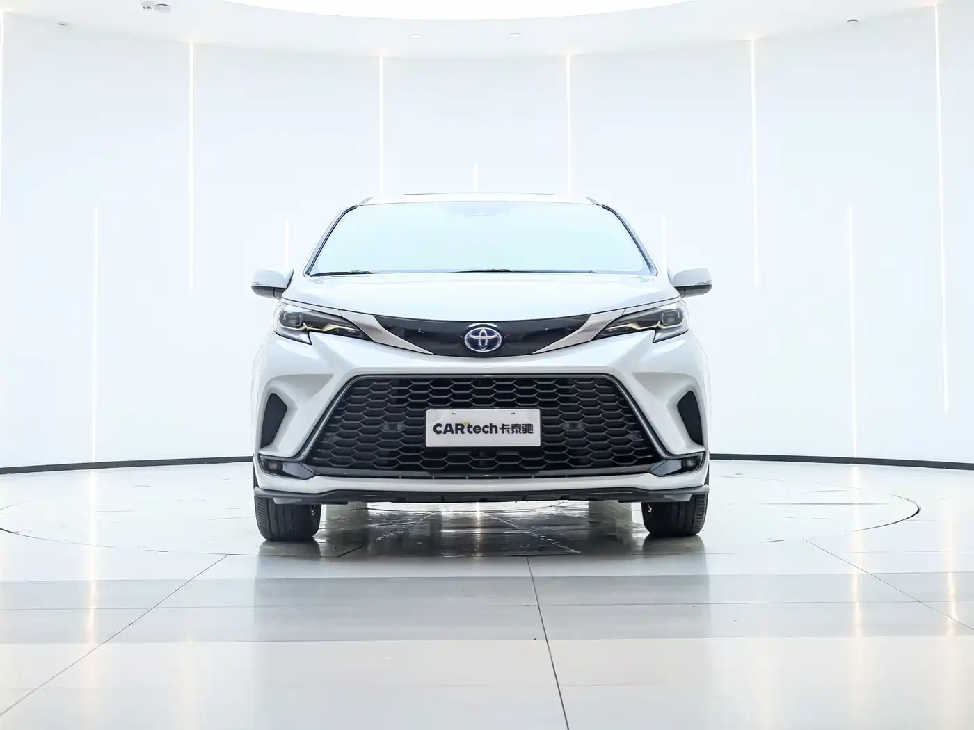 Toyota Granvia 2023 2.5L Hybrid Luxury Edition фото 2