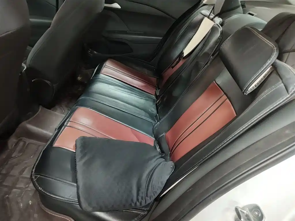 Chevrolet Cavalier 2016 1.5L Manual Enjoyment Edition фото 17