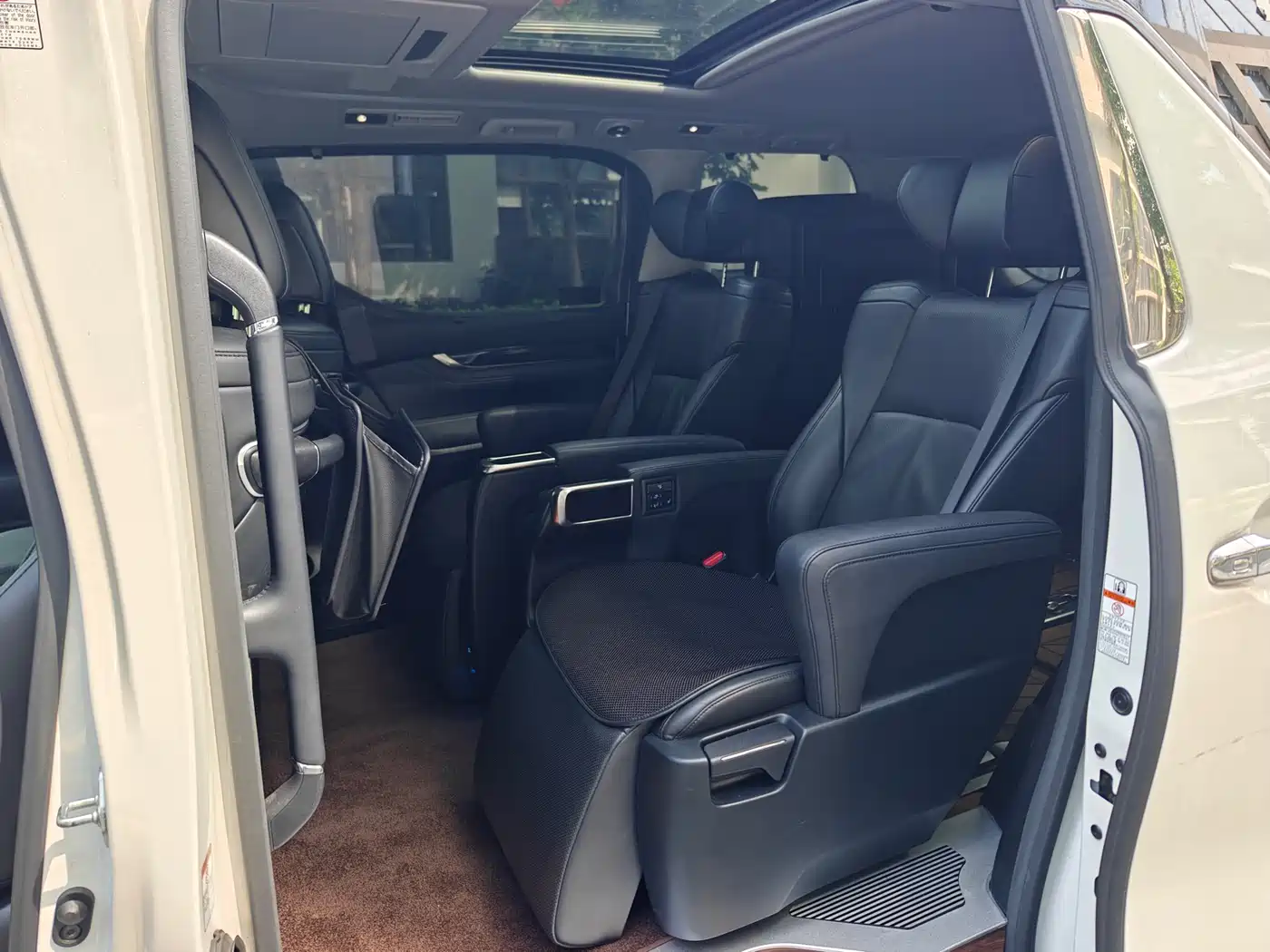 Toyota Vellfire 2020 Twin Engine 2.5L HV Luxury Edition фото 6