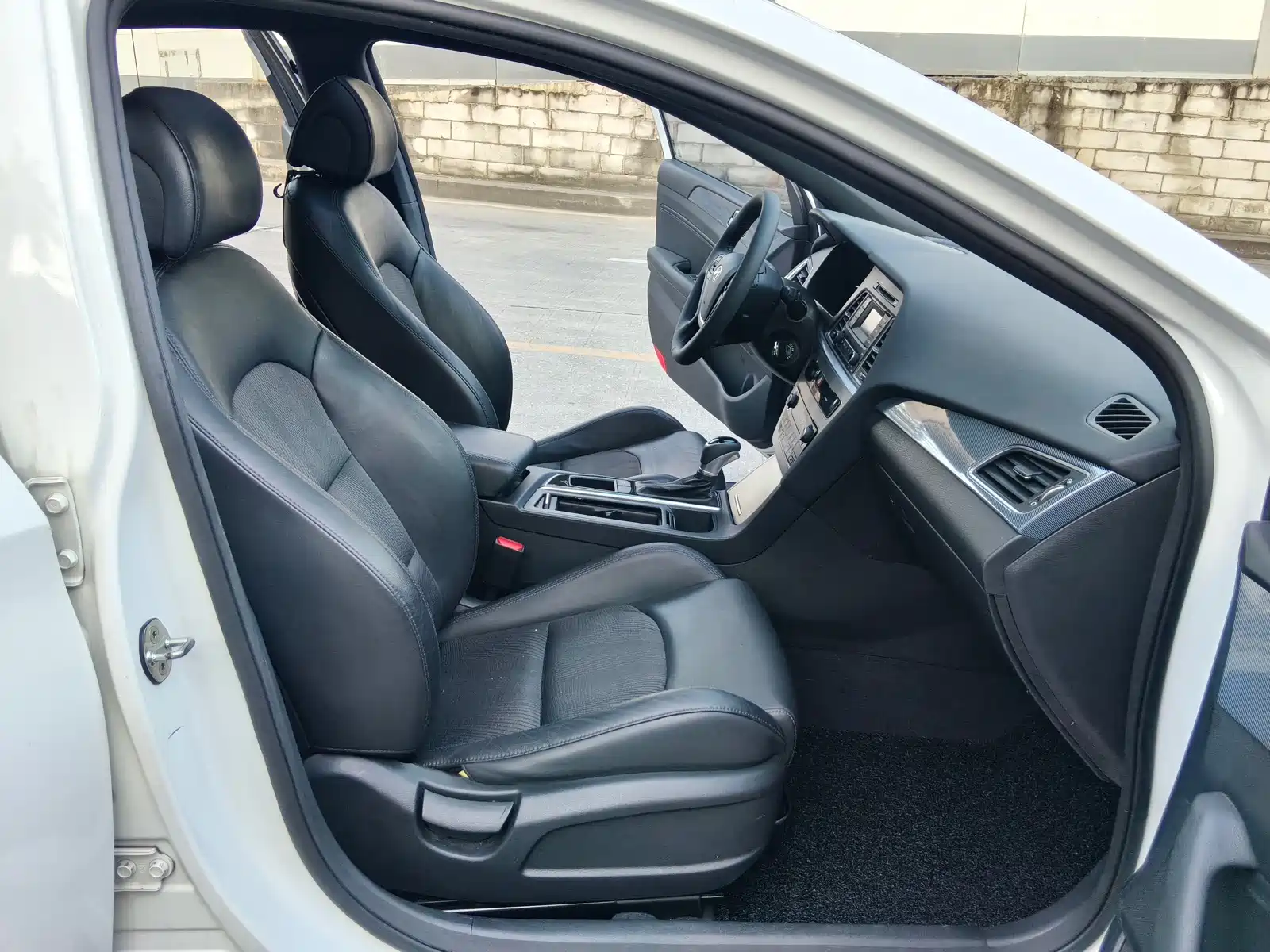 Photo 11 - Hyundai Sonata