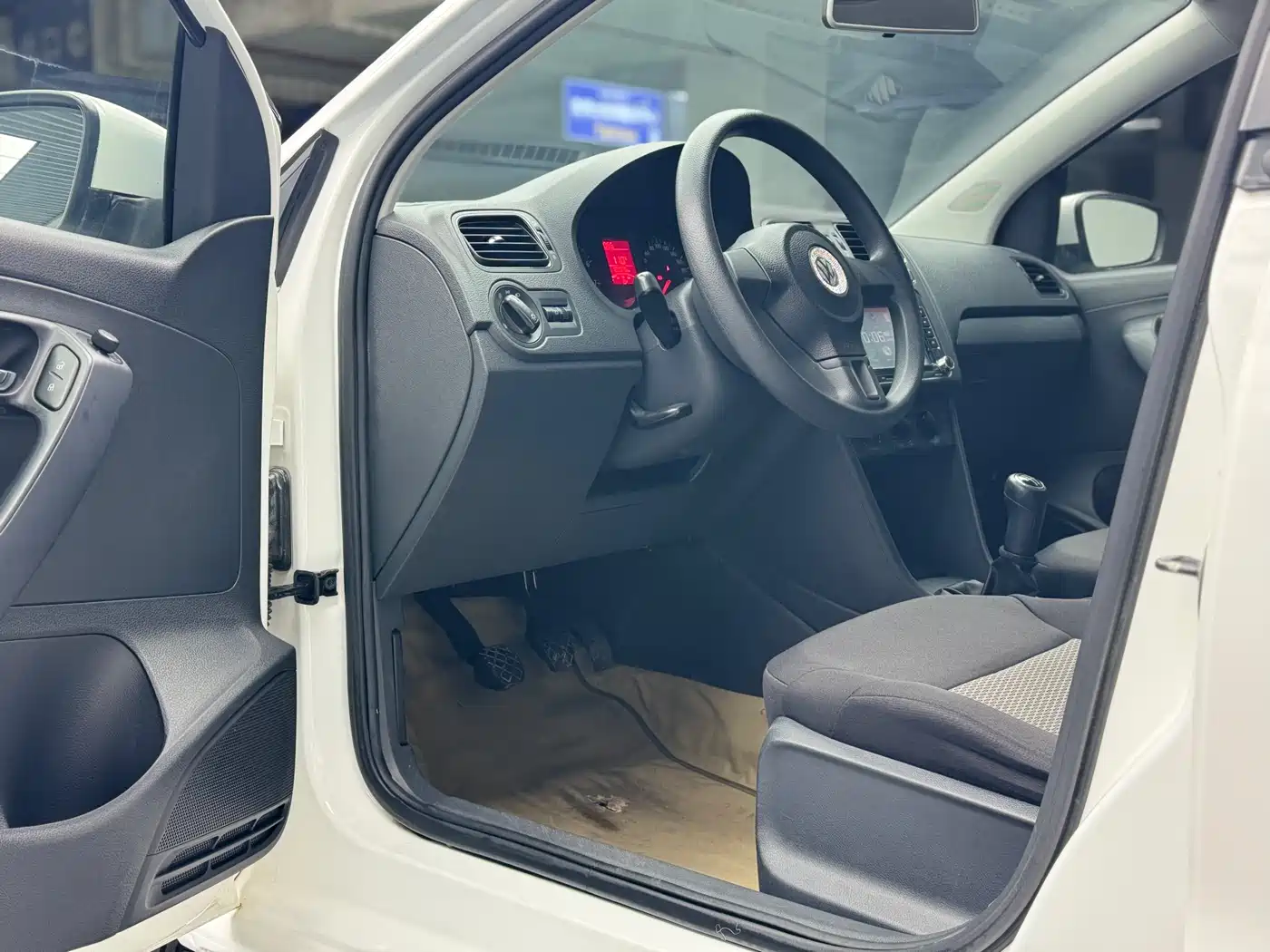 Volkswagen Polo 2013 1.4L Manual Trend Edition фото 4