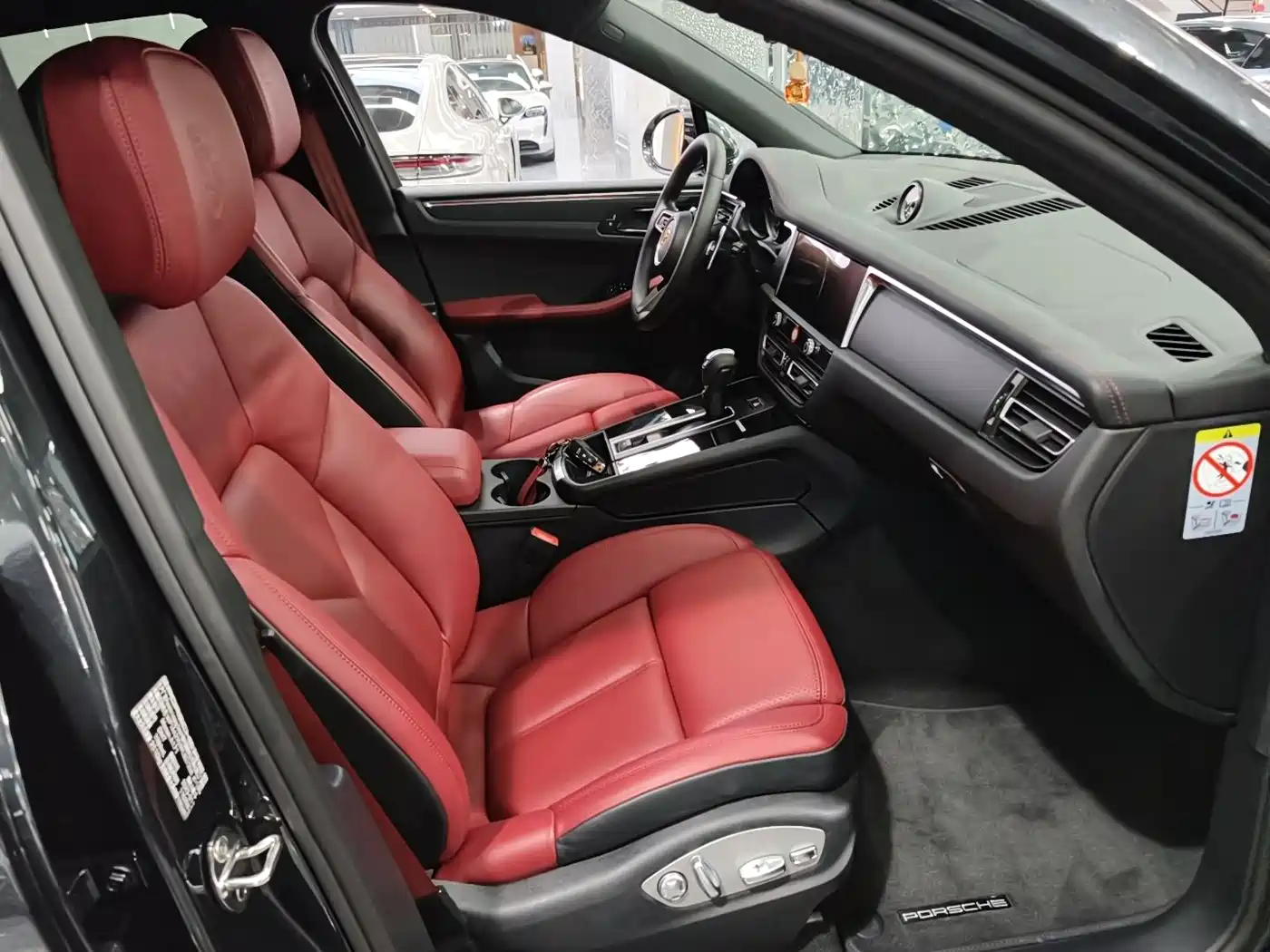 PORSCHE MACAN
