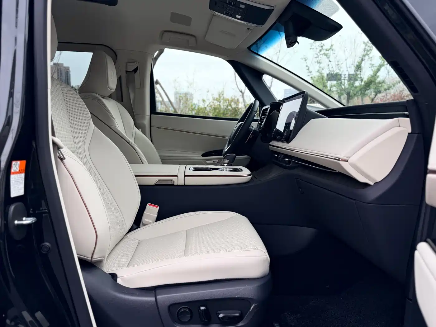 Lexus LM 2023 500h 6-Seater Prestige Edition фото 18