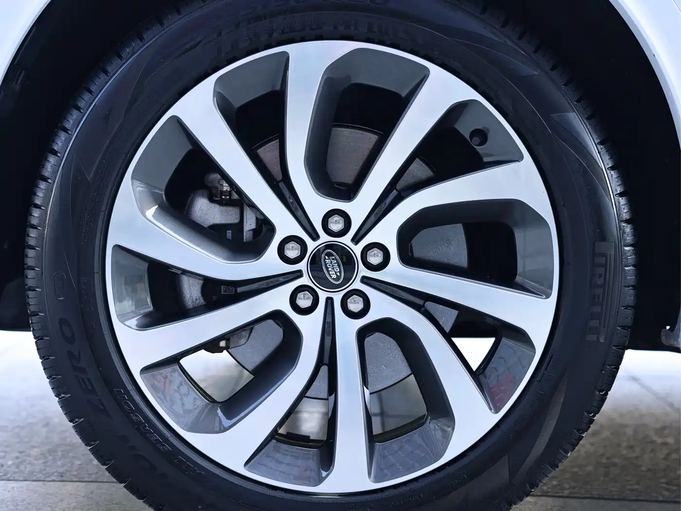 Land Rover Discovery Sport 2022 Model 249PS R-Dynamic S Performance Edition 5-Seater фото 9