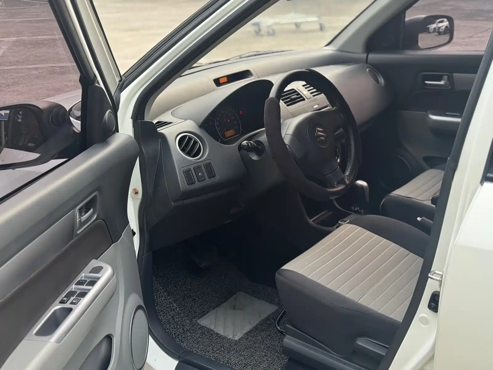 Фото 7 - Suzuki Swift