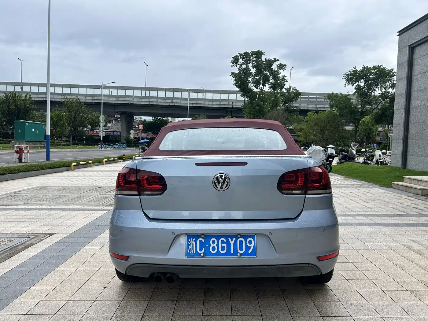 Volkswagen Golf (Import) 2012 1.4TSI Luxury Convertible Edition фото 15