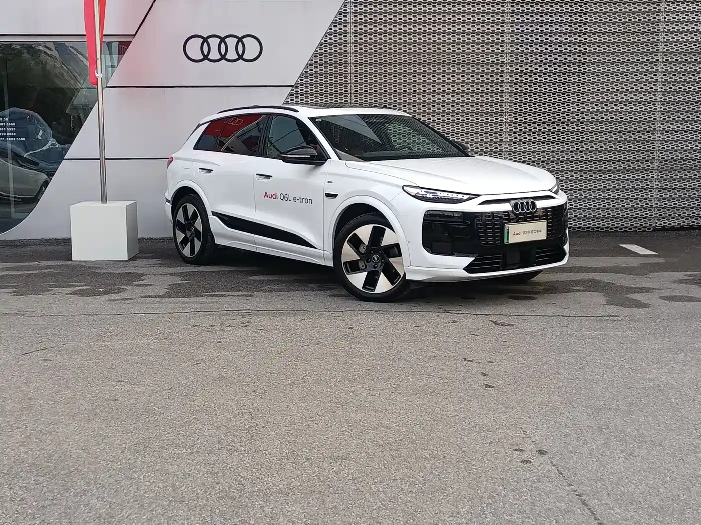 AUDI Q6L E TRON