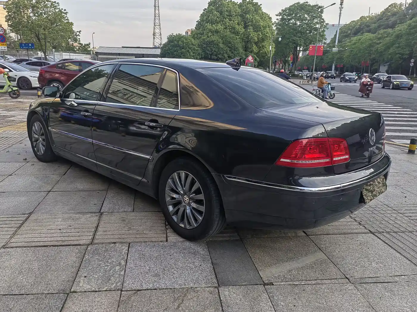 Volkswagen Phaeton 2011 3.6L V6 5-seat Extended Business Edition фото 7