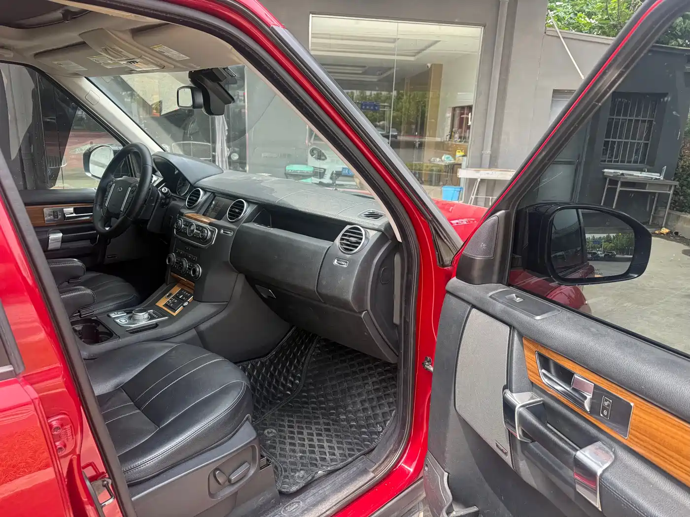 Land Rover Discovery 2015 3.0 SC V6 HSE фото 10