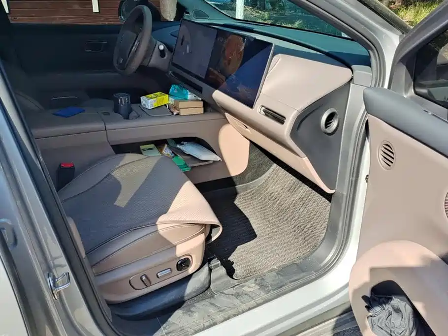 Photo 8 - Li Auto i6