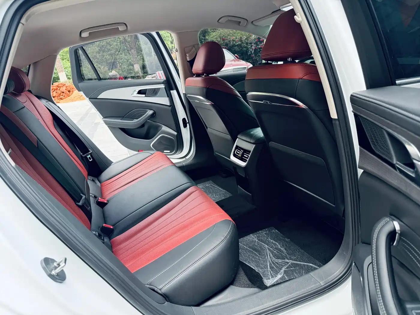 Hongqi H5 2024 1.5T DCT Smart Connect Flag Joy Edition фото 15
