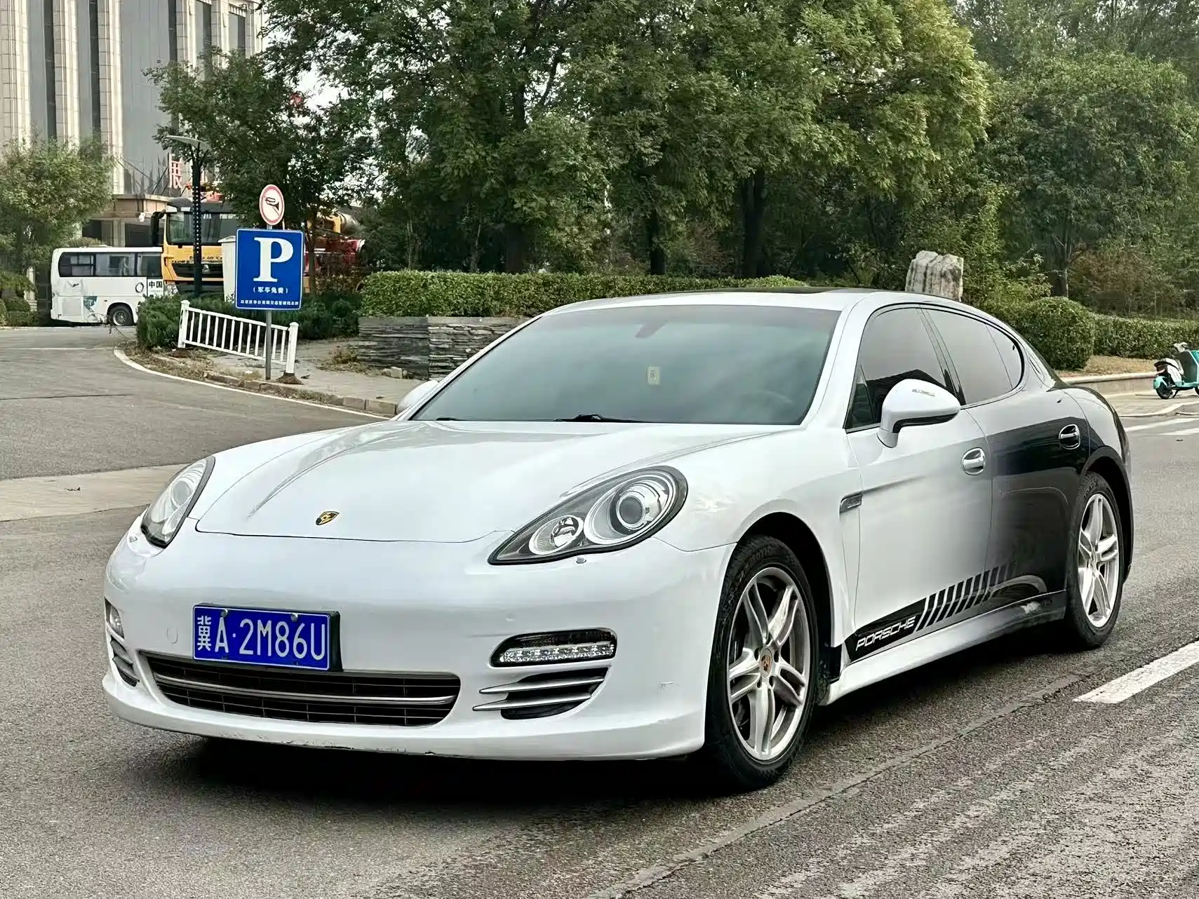 صورة 1 - Porsche Panamera